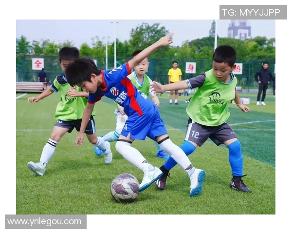 在绿茵场上挥洒激情与梦想的足球画卷